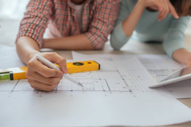Çift rüya ev ev planları görüşüyorlar. Aile mutluluğu.