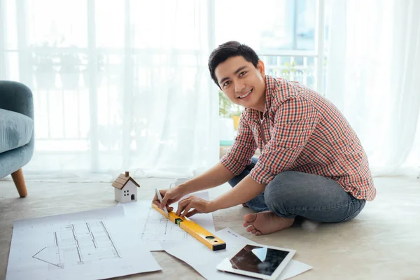 Jovem Bonito Masculino Asiático Arquiteto Trabalhando Casa Chão — Fotografia de Stock