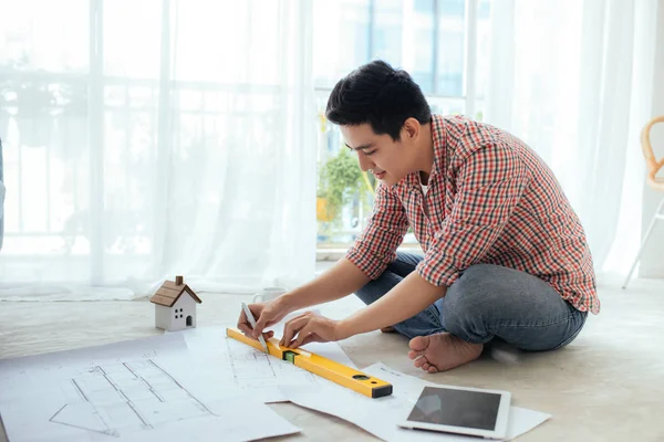 Jovem Bonito Masculino Asiático Arquiteto Trabalhando Casa Sentado Chão — Fotografia de Stock