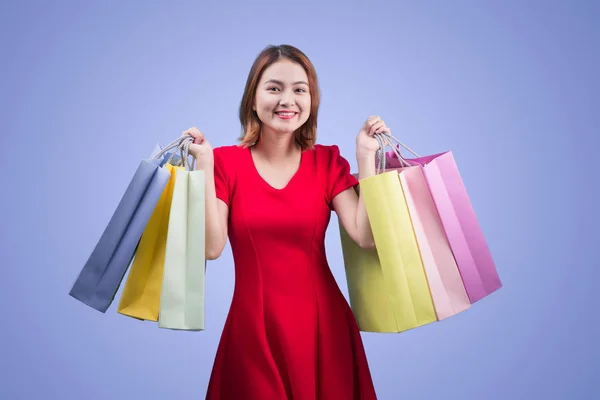 Schöne Junge Asiatische Frau Mit Farbigen Einkaufstaschen Stehen Über Violettem — Stockfoto