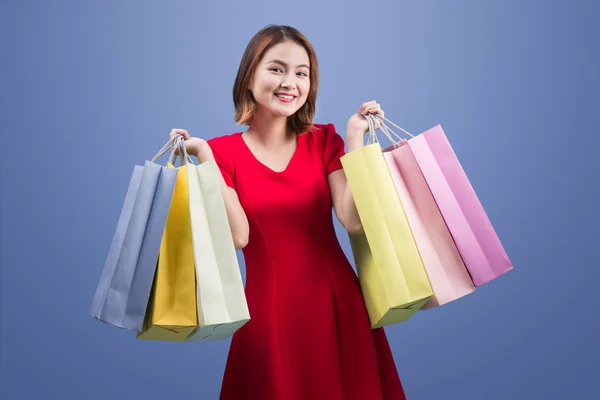 Vacker Ung Asiatisk Kvinna Håller Färg Shoppingkassar Står Över Violett — Stockfoto