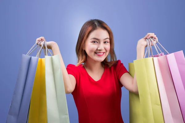 Hermosa Mujer Asiática Con Bolsas Compras Colores Sobre Fondo Violeta — Foto de Stock