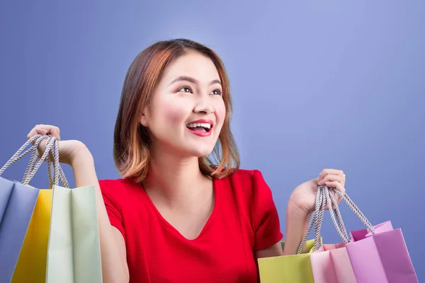 Hermosa Mujer Asiática Con Bolsas Compras Colores Sobre Fondo Violeta — Foto de Stock
