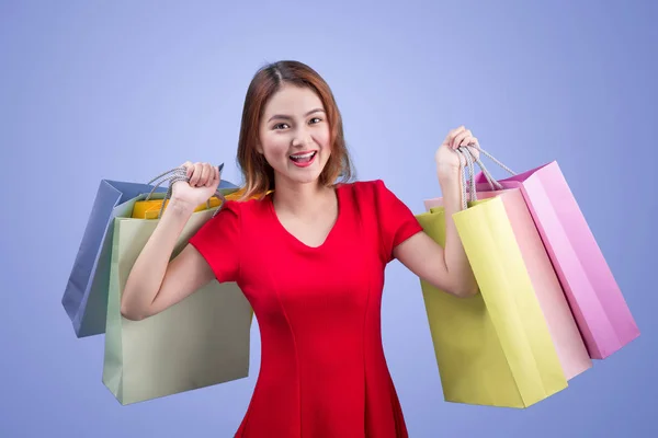 Bela Jovem Ásia Mulher Segurando Cor Compras Sacos Sobre Violeta — Fotografia de Stock