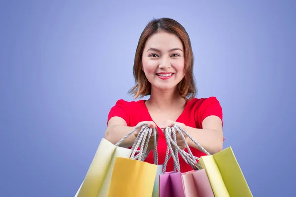 Schöne Asiatische Frau Mit Farbigen Einkaufstaschen Über Violettem Hintergrund — Stockfoto