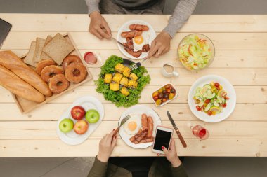 Birlikte akşam yemeği sırasında iş adamları üstten görünüm
