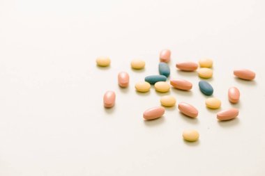 Tabletler ve kapsüller kopya alanı beyaz zemin üzerine