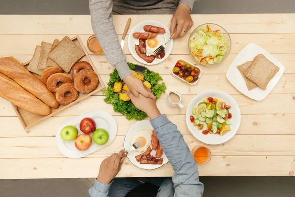 Üstten görünüm sallayarak iş adamları birlikte yemeğe eller