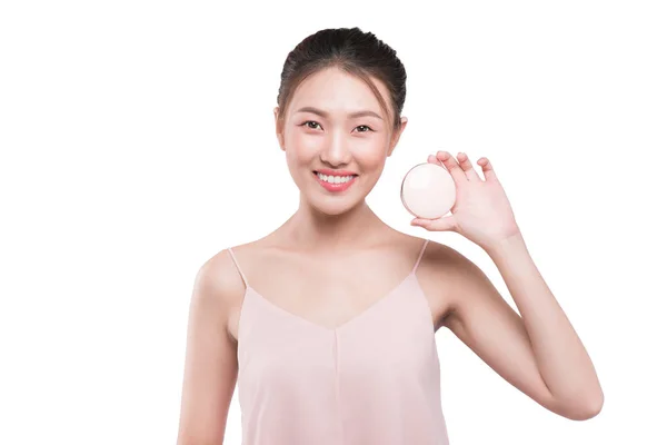 メイクアップ パウダー白い背景の上に保持している魅力的なアジア女性 — ストック写真