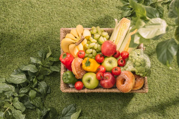 Cesta Picnic Con Frutas Verduras Sobre Hierba Verde — Foto de Stock
