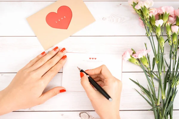 Mulher Escreve Carta Amor Papel Branco Com Figuras Forma Coração — Fotografia de Stock