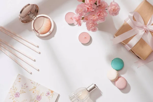 Yaratıcı ve moda kompozisyon. İleti örneği nesnelerde resepsiyon. Düz yatıyordu. Masada, kadın masa üstü aksesuarları