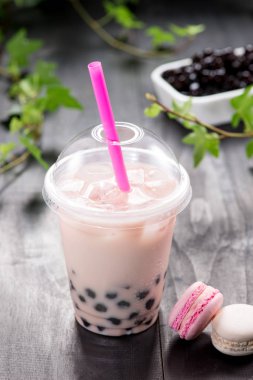 Çilek Boba kabarcık çay meyve ve kırılmış buz ile.
