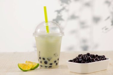 Meyveli ve ezilmiş buzlu limonlu Boba Baloncuk Çayı.