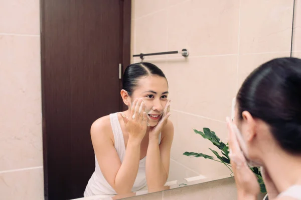 Mujer Piel Limpieza Feliz Con Espuma Baño — Foto de Stock