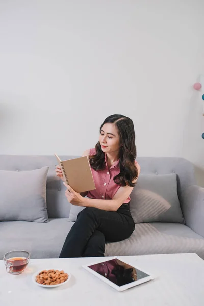 Mulher Sentada Mesa Escrevendo Caderno Bebendo Chá — Fotografia de Stock