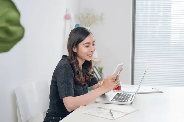 Beautiful Young Woman Working Sitting Laptop Table — Stock Photo, Image