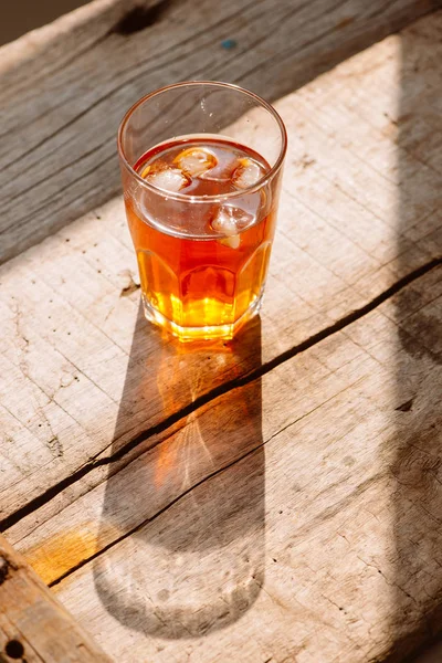 Νότια Στιλ Παγωμένο Γλυκό Τσάι Για Δύο Ποτήρια Ρουστίκ Ξύλινο — Φωτογραφία Αρχείου
