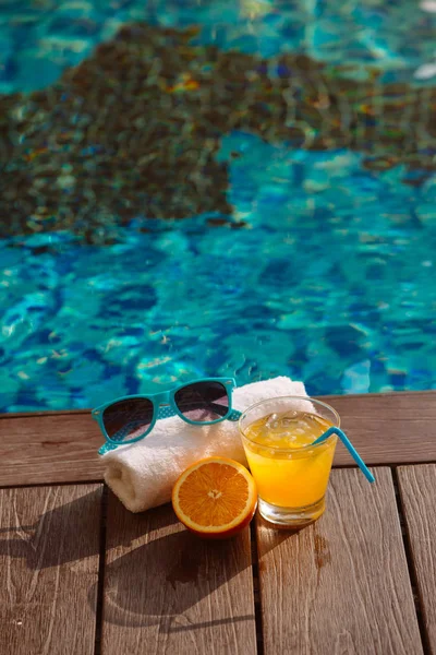 Yaz aylarında portakal suyu şapka ve güneş gözlüğü havuz sakin ol.