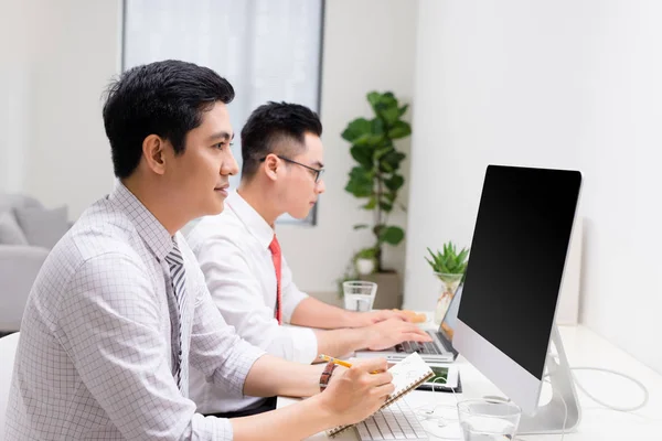 Zwei Geschäftsleute Arbeiten Büro — Stockfoto