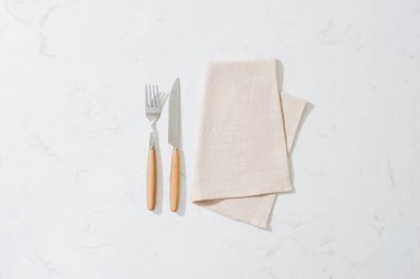 Peçete ve çatal bıçak takımı beyaz arka plan üzerinde