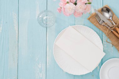 Tabak, çatal ve bıçak ahşap arka plan üzerinde tablo ayarı