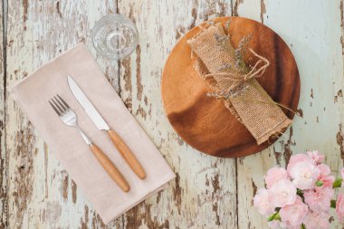 Ahşap bir masa rustik tablo ayarı