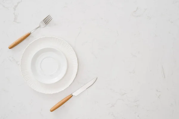 Concepto Comer Cuchara Tenedor Plato Blanco Sobre Fondo Piedra Blanca —  Fotos de Stock