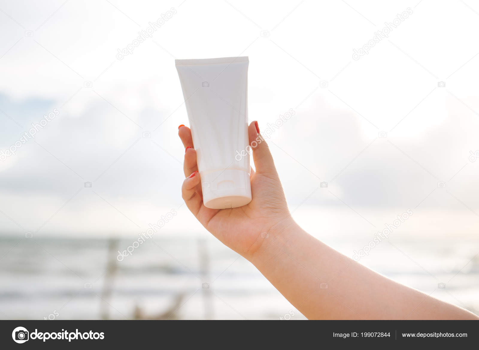 Main Femme Tenant écran Solaire Sur Plage Avec Mer Fond