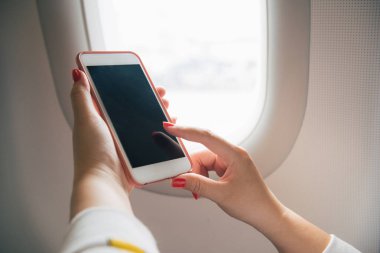 dijital cep telefonu uçak tutan kadın