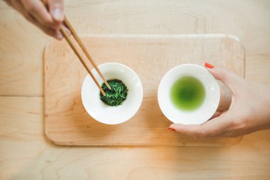 Japon Sencha çay yaprakları. Kopya alanı ile üstten görünüm