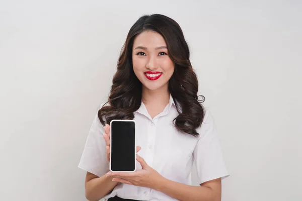 Mujer Sonriente Feliz Mostrando Teléfono Móvil Aislado Fondo Blanco —  Fotos de Stock