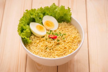 Sebze ve haşlanmış yumurta ile Asya erişte