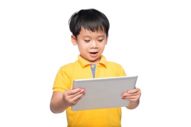 Bir tablet bilgisayar holding esprili Asyalı çocuk