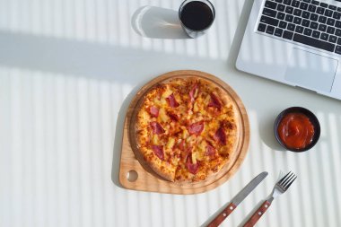 lezzetli İtalyan pizza tahta masada görev yaptı.