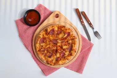Peynirli pizza ve pizza ahşap masa arka plan üzerinde kürek