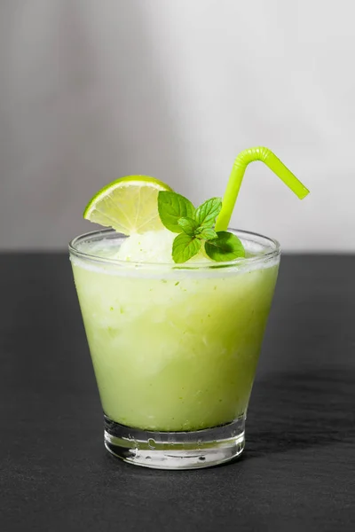 Zumo Cóctel Con Lima Menta Hielo Bar Accesorios Bebidas Sobre — Foto de Stock