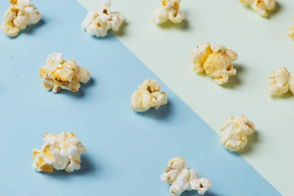 Das Popcorn Pappbecher Auf Grünem Und Blauem Hintergrund — Stockfoto