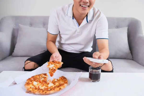 Pria Makan Pizza Memiliki Takeaway Rumah Bersantai Beristirahat — Stok Foto