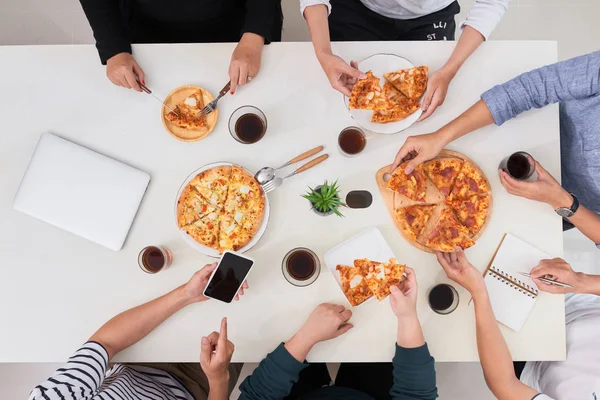 Ofis personeli pizza yemek ve iş ofiste kahveni iç. Onlar kendi çalışmalarında mola verebilir. Onlar dinlenme.