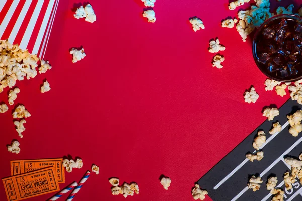 Kinokarten Clapperboard Popcorn Auf Rotem Hintergrund — Stockfoto