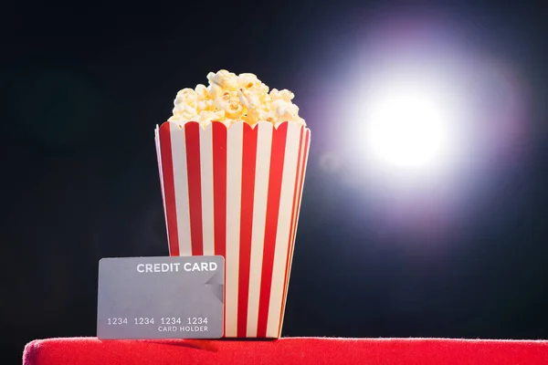 Popcorn Och Kreditkort Fåtölj Cinema — Stockfoto