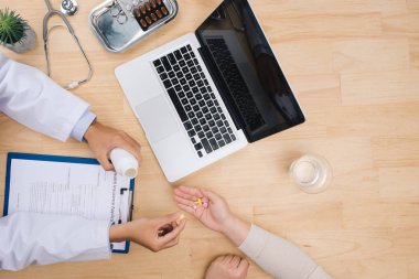 Bir bardak su ve pill tıp tutan doktor kapatın. Sağlık ve tıp kavramı