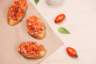 Basit İtalyan iştah açıcı bruschetta ahşap masa üzerinde domates ile