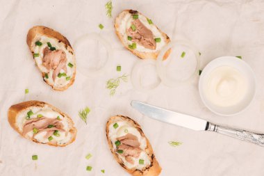 İtalyan mutfağı. Bruschetta ton balığı, soğan ve mayonez ile.