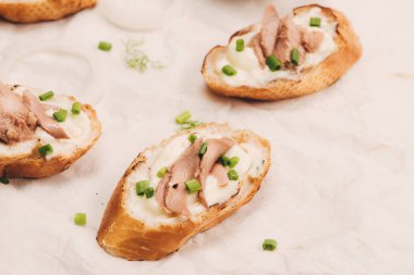 Bruschetta. Sandviç ton balığı salatası ahşap arka plan üzerinde