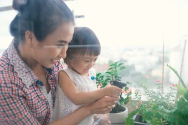 Anne ve bebek kızının bahar bahçe