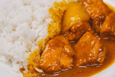 Lezzetli ve baharatlı tavuk köri Hint mutfaklarından kızartma.