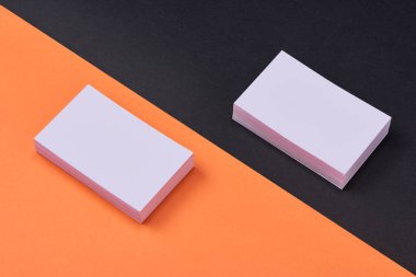 Kimlik marka için şablon. Kartvizit mockup iki renk arka plan üzerinde