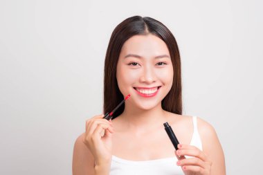 Dudak parlatıcısı uygulayarak genç güzel kadın